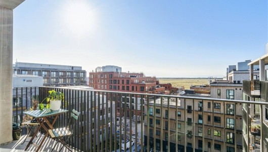 Lejlighed Lys stue og køkkenalrum i åben forbindelse Lejlighed Lys stue og køkkenalrum i åben forbindelse