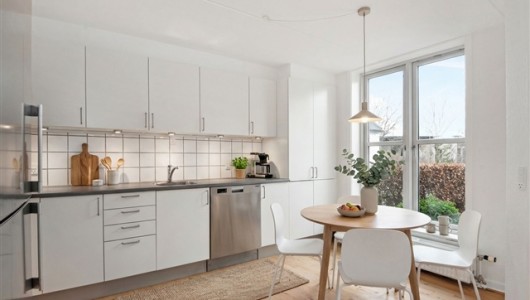 Hus/villa Lyst 3-værelses rækkehus i to plan med privat terrasse, parkering og ladestander på området – husdyr tilladt