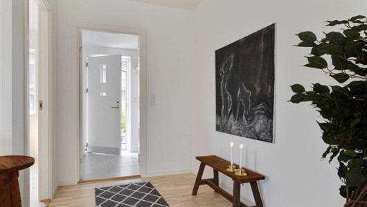 Lejlighed Moderne 4-vær. bolig i stuen med kæmpe, solrig terrasse! Tæt på indkøb. Gulvvarme i hele boligen