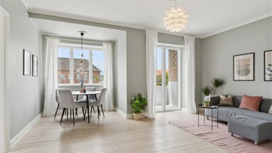 Lejlighed Moderne og fuldt møbleret 3-værelses lejlighed med 4-altaner – centralt beliggende