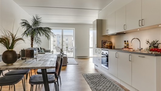 Lejlighed Moderne og stor 4-værelses med altan