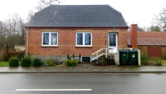 Hus/villa Nyrenoveret 3-værelses lejlighed, 77m2 med nyere toilet/bad i murermesterhus i Abildå. Hus/villa Nyrenoveret 3-værelses lejlighed, 77m2 med nyere toilet/bad i murermesterhus i Abildå.