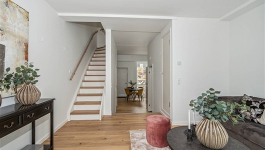 Hus/villa Skønt to plans rækkehus med to soveværelser, stor stue og egen terrasse. Den perfekte belligenhed, tæt på grønne områder, byen og offentlig transport