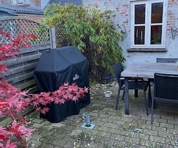 Lejlighed Stor 3 værelses i 2 plan med hyggelig have