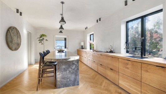 Hus/villa 6 værelser for 80.000 kr. pr. måned