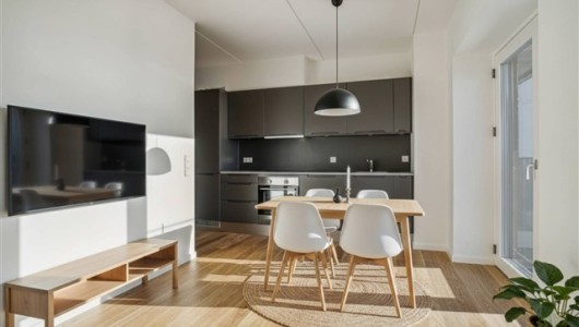 Lejlighed Dejlig 2-vær bolig med kæmpe terrasse (6,5 meter lang). Depotrum i kælderen. Flotte trægulve. Dejlig lys bolig! Lejlighed Dejlig 2-vær bolig med kæmpe terrasse (6,5 meter lang). Depotrum i kælderen. Flotte trægulve. Dejlig lys bolig!