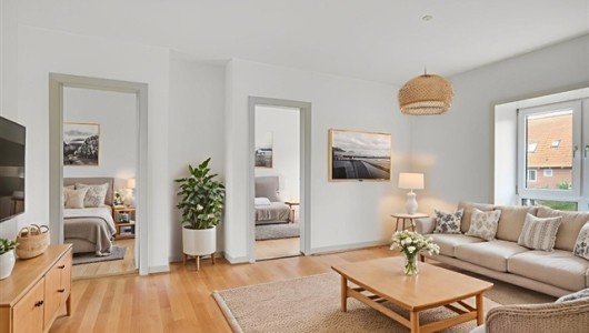 Lejlighed Lys 4-værelses på 85 m2 med plankegulve, separat køkken og kort til bus og indkøb