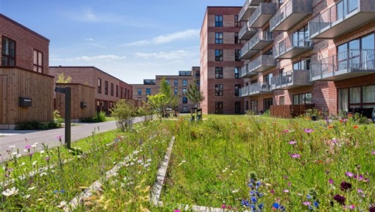 Hus/villa Lyst 4-værelses rækkehus med plads til hele familien, dejlig sydvendt terrasse og have - To toiletter og gulvarme i hele boligen!
