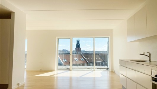 Lejlighed Moderne lejlighed på Stormgade med sydvendt altan - udsigt til Markuskirken