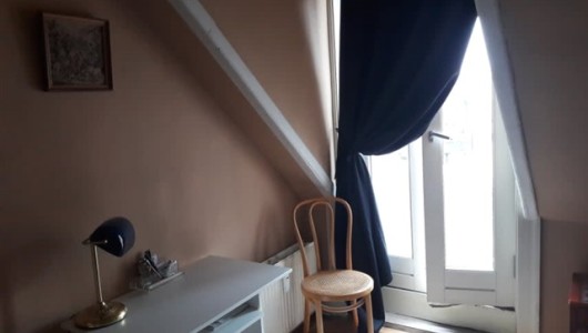 Værelse Room with furniture to rent