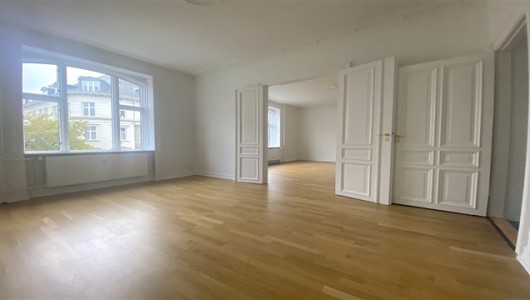 Lejlighed Rummelig nyistandsat lejlighed på det centrale Frederiksberg