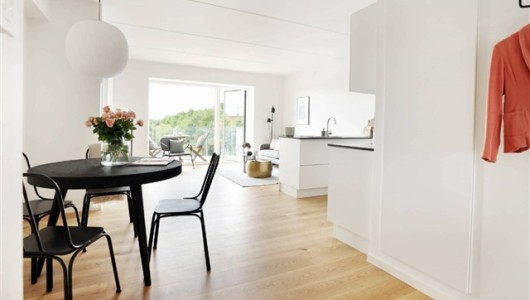 Lejlighed Rummelig og moderne 3-værelses lejlighed med god terrasse, gulvvarme i hele boligen og lyst køkken-alrum!