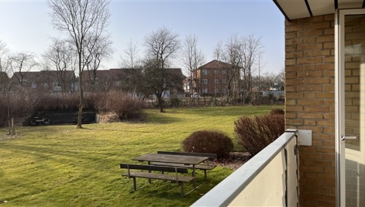 Lejlighed Stor 3 værelses med altan og udgang til egen terrasse Lejlighed Stor 3 værelses med altan og udgang til egen terrasse