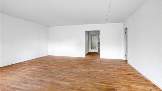 Lejlighed Stor og rummelig 4-vær. stuelejlighed ved Furesø med privat terrasse. Stort depotrum i kælderen og 2 badeværelser!