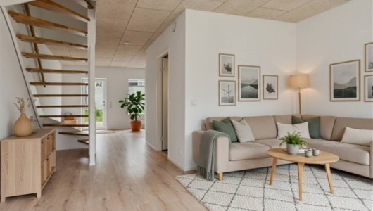 Hus/villa Stort rækkehus med 4 værelser, depotrum og have