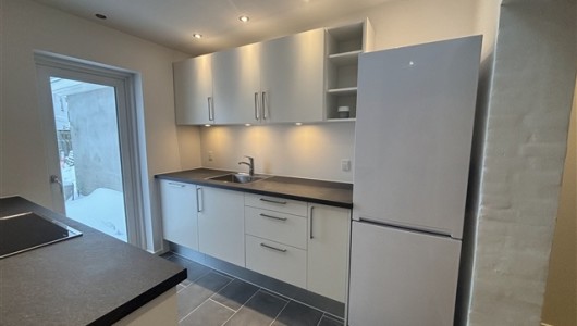 Lejlighed Total nyrenoveret - 3,5 værelses lejlighed med terrasse.