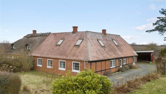 Hus/villa Udsyn over marker placeret mellem Maribo og Sakskøbing med kort afstand til motorvejen . Hus/villa Udsyn over marker placeret mellem Maribo og Sakskøbing med kort afstand til motorvejen .