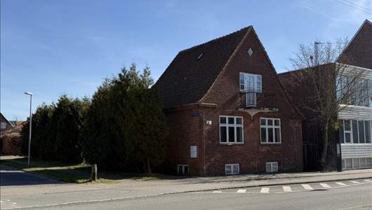 Lejlighed 2-værelses, pæn stuelejlighed i 2-families hus.