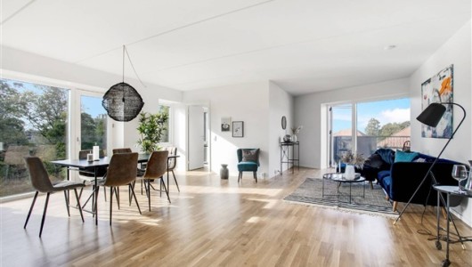 Lejlighed Dejlig 3 vær. bolig højt beliggende. Store vinduer og dejlig lys lejlighed med udkig til grønt. Lejlighed Dejlig 3 vær. bolig højt beliggende. Store vinduer og dejlig lys lejlighed med udkig til grønt.