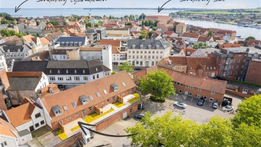 Lejlighed Skøn 4V’er med privat terrasse i hjertet af Sønderborg - Moderne planløsning og dejligt lysindfald