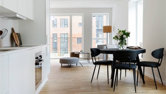 Lejlighed Stor og indbydende 5-værelses lejlighed med terrasse ud til gården, to toiletter og alt i hårde hvidevarer – Perfekt til familien eller som delebolig!