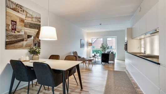 Lejlighed Unik Beliggenhed ud til Køge Bugt – Moderne 2V’er med Altan og terrasse område til gården Lejlighed Unik Beliggenhed ud til Køge Bugt – Moderne 2V’er med Altan og terrasse område til gården
