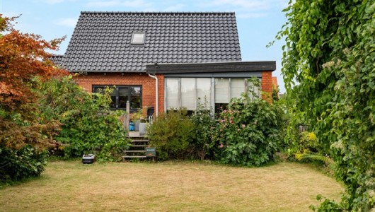 Hus/villa Drømmer du om en rummelig og solid villa med masser af plads – både inde og ude – i et attraktivt og aktivt lokalsamfund? Hus/villa Drømmer du om en rummelig og solid villa med masser af plads – både inde og ude – i et attraktivt og aktivt lokalsamfund?
