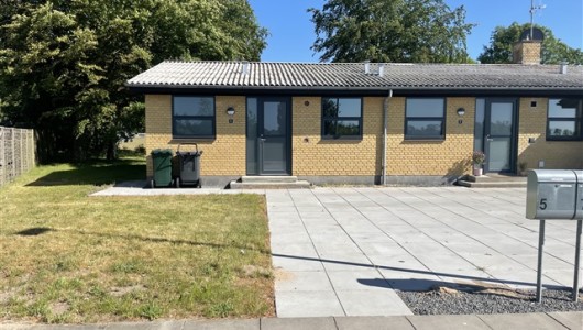Hus/villa Helt ny renoveret 2 værelses rækkehus på 57 m² med lille have. Hus/villa Helt ny renoveret 2 værelses rækkehus på 57 m² med lille have.
