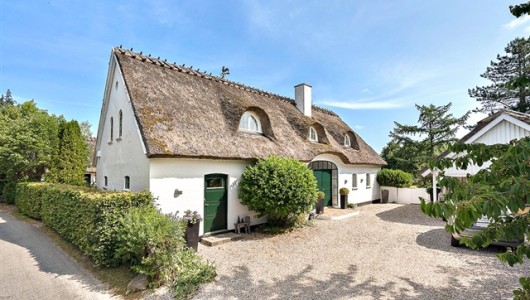 Hus/villa Historisk stråtækt landejendom med moderne komfort i naturskønne Karlebo Hus/villa Historisk stråtækt landejendom med moderne komfort i naturskønne Karlebo