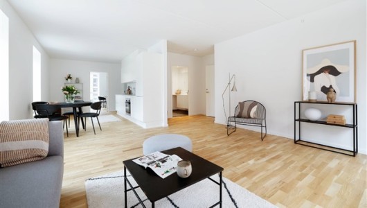 Lejlighed Indretningsvenlig 4-værelses bolig med alt i hårde hvidevarer, ekstra depotrum, gulvarme og egen altan!
