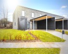 Hus/villa Moderne og indbydende bolig med terrasse, altan og carport