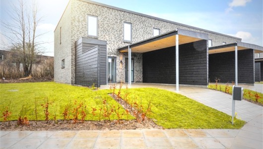Hus/villa Moderne og indbydende bolig med terrasse, altan og carport