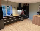 Hus/villa På attraktive Mandalsvej i Aarhus N udlejes denne skønne og rummelige familievilla på hele 215 m², beliggende på en stor og indhegnet grund på 885 m². Her får man en bolig, hvor klassisk villaid...