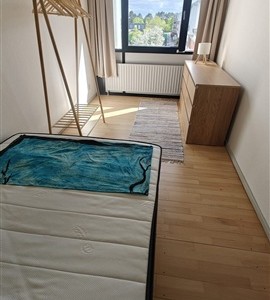 Værelse 1 møbleret værelse udlejes til kvindelig roomiei stor og hyggelig 3 værelse lejlighed med hyggelig inglaset balkong.