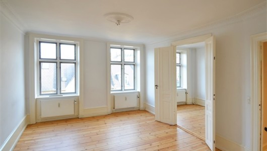 Lejlighed 3 room/ 3 floor / balcony / Citycenter