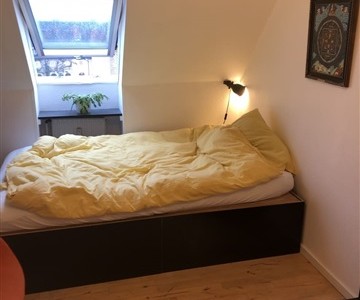 Værelse A charming furnished 12 M2 room available in unique loft apartment