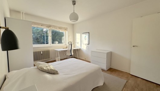 Værelse Bright furnished room, with large common area Værelse Bright furnished room, with large common area