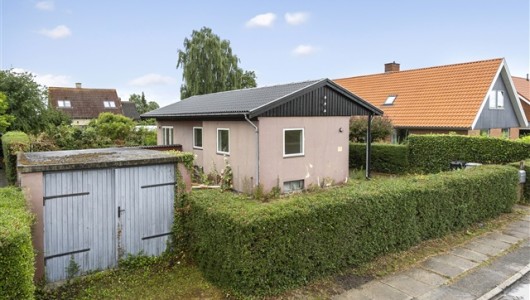 Hus/villa Et hyggeligt hus med plads til både opbevaring og udeliv Hus/villa Et hyggeligt hus med plads til både opbevaring og udeliv