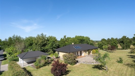 Hus/villa Rummelig familievilla med udsigt til åbne marker, stor naturgrund og fredelige omgivelser Hus/villa Rummelig familievilla med udsigt til åbne marker, stor naturgrund og fredelige omgivelser