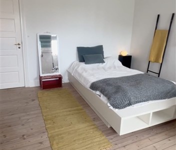 Værelse Stort Møbleret Værelse med Egen Indgang – Perfekt til Pendlere og Dig, der Søger et Roligt Hjem Værelse Stort Møbleret Værelse med Egen Indgang – Perfekt til Pendlere og Dig, der Søger et Roligt Hjem
