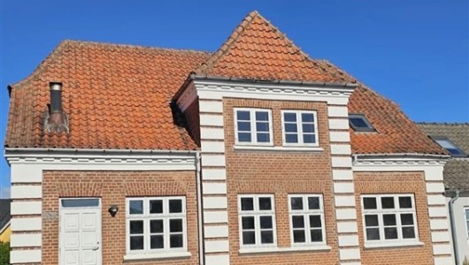 Hus/villa Stort hus i centrum af Tårs med en dejlig have
