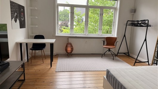 Værelse Stort, lyst værelse på 17 kvm. i Villa Værelse Stort, lyst værelse på 17 kvm. i Villa