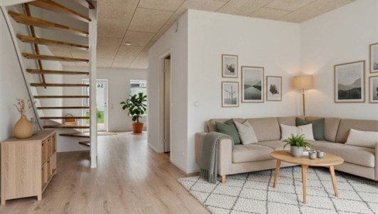 Hus/villa Velindrettet 4-værelses rækkehus i 2 plan med egen forhave og have, og et lyst køkken-alrum!