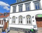 Lejlighed Lys 2-værelses med altan/terrasse, parkering og husdyr tilladt – 57 m2 i charmerende byejendom