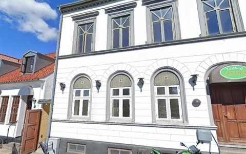 Lejlighed Lys 2-værelses med altan/terrasse, parkering og husdyr tilladt – 57 m2 i charmerende byejendom Lejlighed Lys 2-værelses med altan/terrasse, parkering og husdyr tilladt – 57 m2 i charmerende byejendom