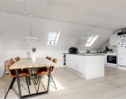Lejlighed Lys 3-værelses på øverste etage med åbent køkken-alrum og ovenlysvinduer – 84 m2