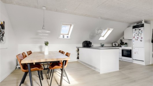 Lejlighed Lys 3-værelses på øverste etage med åbent køkken-alrum og ovenlysvinduer – 84 m2