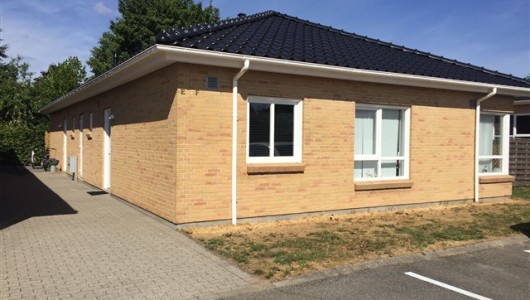 Hus/villa Lyst og indbydende 3-værelses rækkehus i Hedensted med egen have/terrasse. Hus/villa Lyst og indbydende 3-værelses rækkehus i Hedensted med egen have/terrasse.