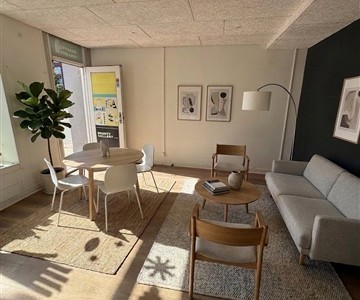 Lejlighed Nyrenoveret 2-værelses i stueetage med privat indgang og 10 m2 terrasse – lige ved banegården Lejlighed Nyrenoveret 2-værelses i stueetage med privat indgang og 10 m2 terrasse – lige ved banegården