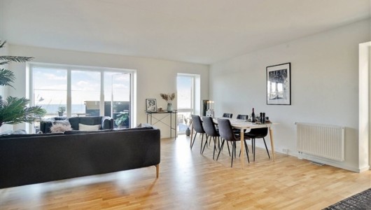 Lejlighed Rummelig og lys 4-værelses lejlighed med altan i et moderne byggeri i Søborg Lejlighed Rummelig og lys 4-værelses lejlighed med altan i et moderne byggeri i Søborg